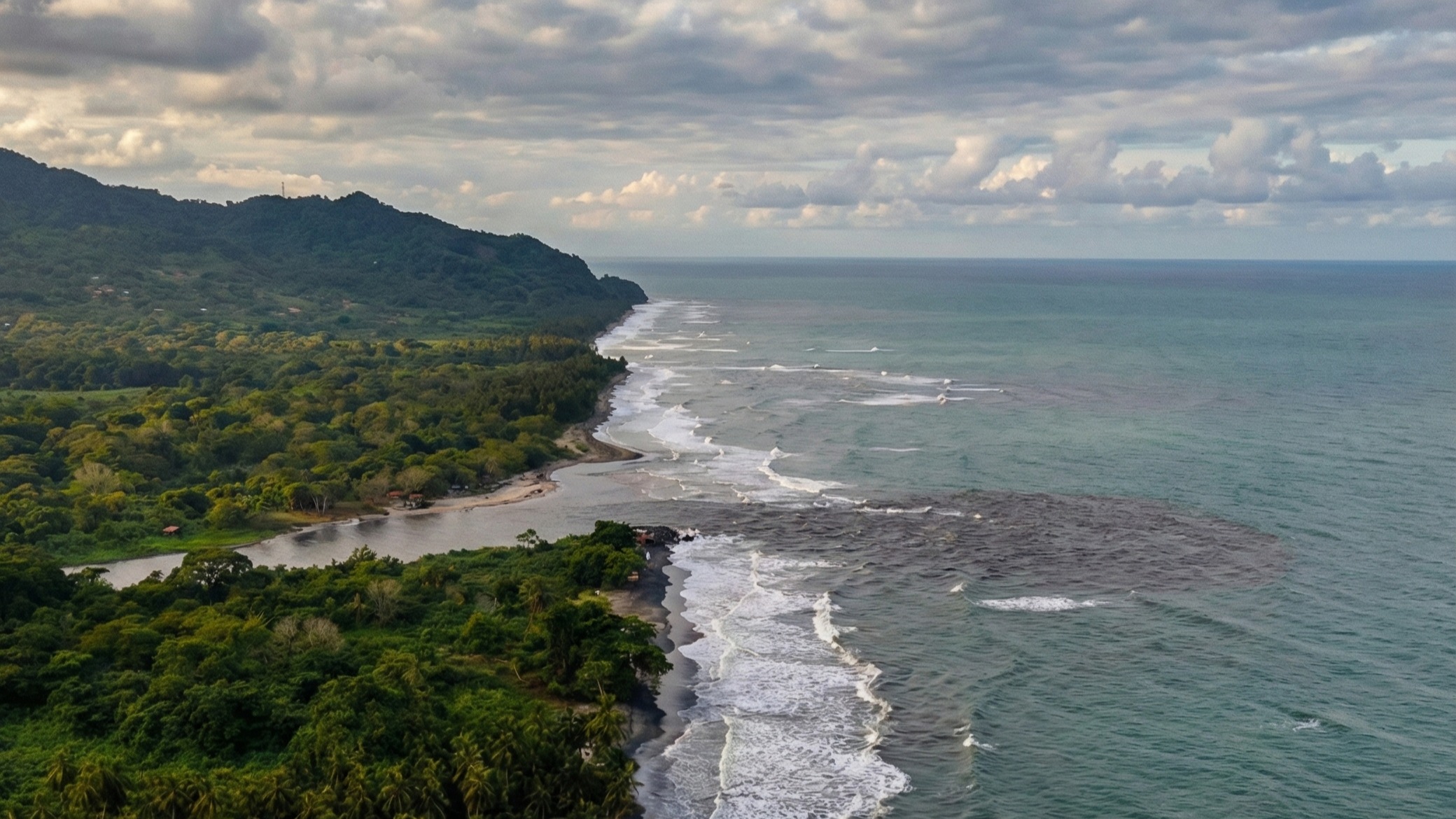 Desembocadura río en el mar